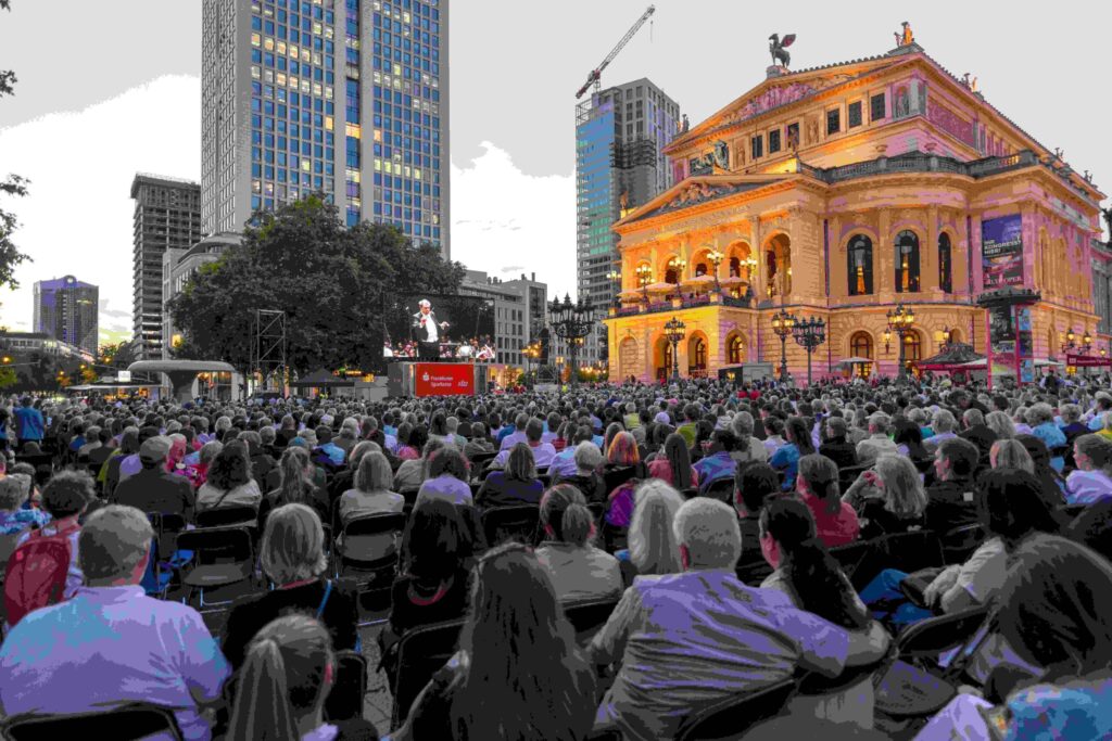 Public Viewing auf dem Opernplatz vor der Alten Oper Frankfurt in Frankfurt am Main am Montag, 01. Juni 2026 im Rahmen des Orchesterfestes 2026 mit der Sächsischen Staatskapelle Dresden unter der Leitung vonDaniele Gatti und Gautier Capuçon/ Violoncell