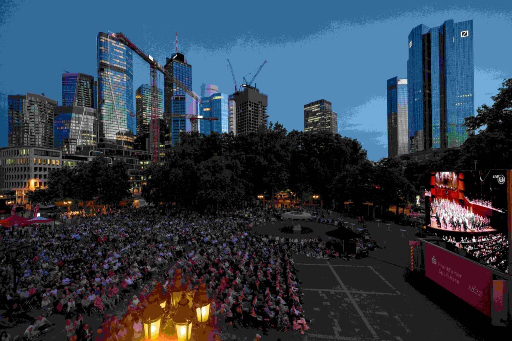 Public Viewing auf dem Opernplatz vor der Alten Oper Frankfurt in Frankfurt am Main am Montag, 01. Juni 2026 im Rahmen des Orchesterfestes 2026 mit der Sächsischen Staatskapelle Dresden unter der Leitung vonDaniele Gatti und Gautier Capuçon/ Violoncell