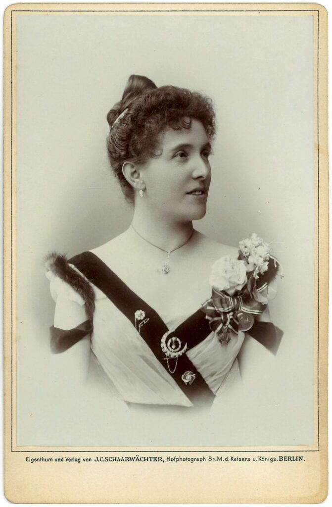01_Emilie-Herzog_Portraet-mit-Auszeichnungen_Schaarwaechter-Berlin_mount