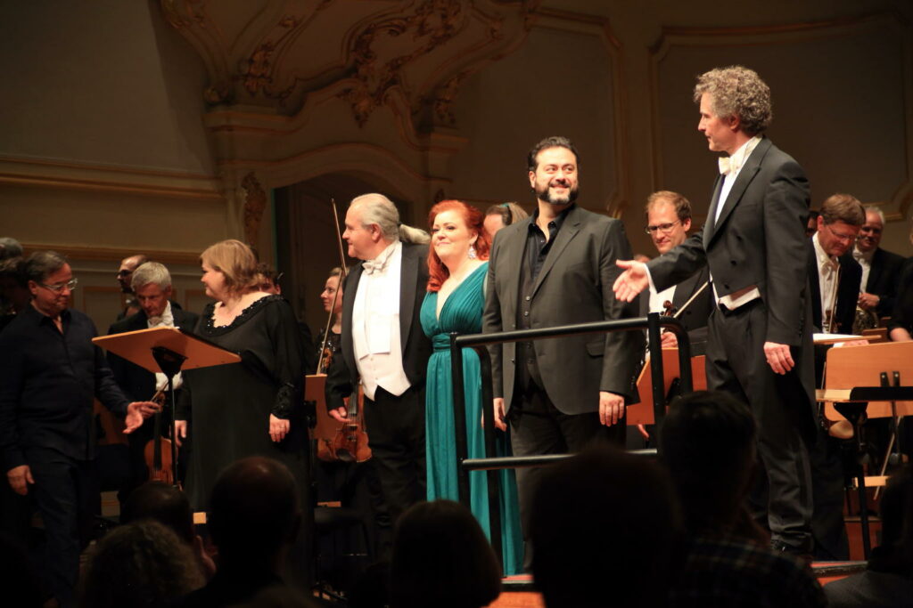 1 Ensemble Ring an einem Abend