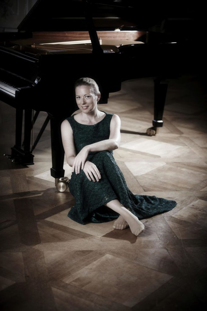 6711723-uta-weyand-und-der-steinway-von-schloss-fasanerie-PxAH