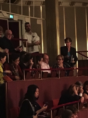 Baby verfolgt Premiere in der Wiener Staatsoper
