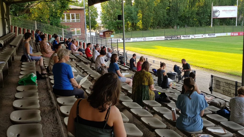 Chorprobe an der Stadiontribune