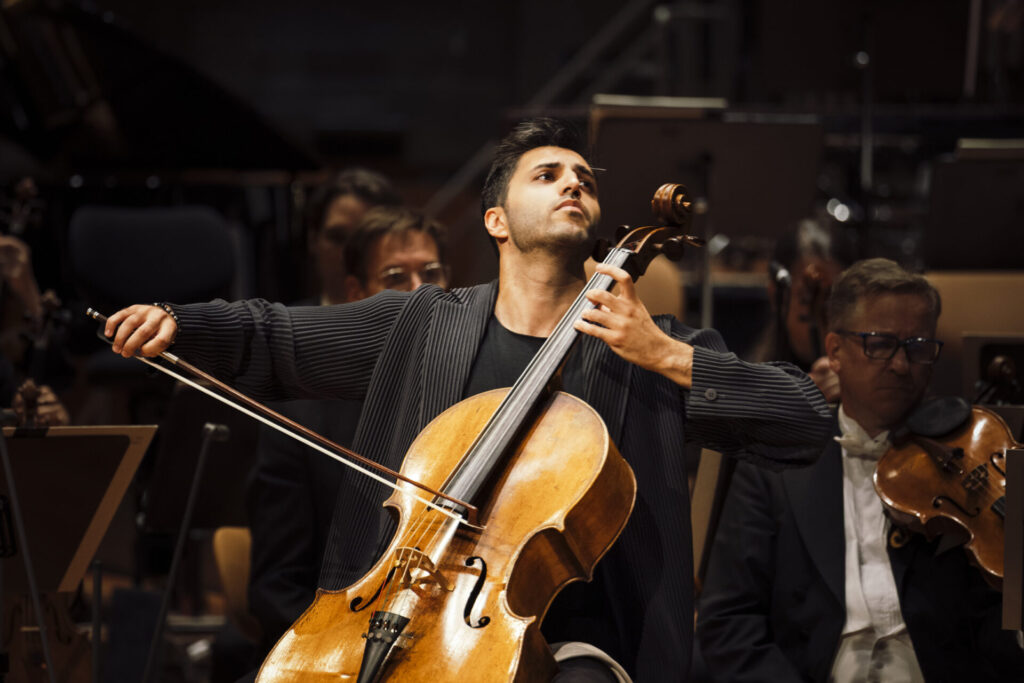 Kian Soltani am Violoncello auf dem Musikfest Berlin. Mit dem Deutschen Symphonie-Orchester Berlin und der Dirigentin Anja Bihlmaier