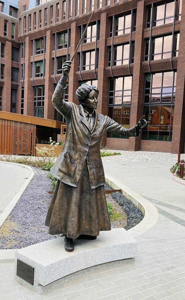 Dame_Ethel_Smyth_statue_2022