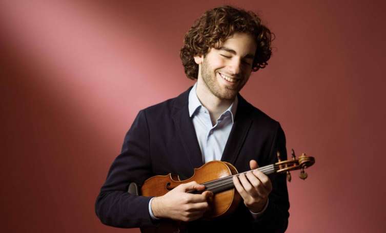 Emanuel Tjeknavorian-musikfestival-tonkunstgarten-bringt-junge-musiker-in-den-schlossgarten