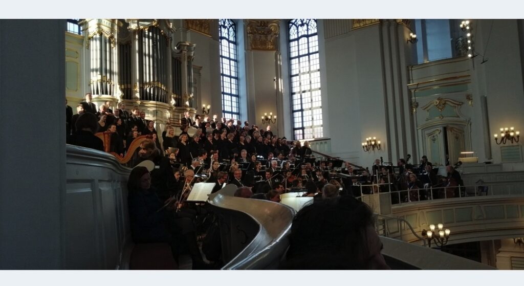 Werke von Lili Boulanger, Olivier Messiaen und Francis Poulenc, Chor St. Michaelis Orchester St. Michaelis, Jörg Endebrock, Katharina Konradi, Marie Seidler St. Michaelis, Hamburg, 29. März 2024 (Karfreitag)