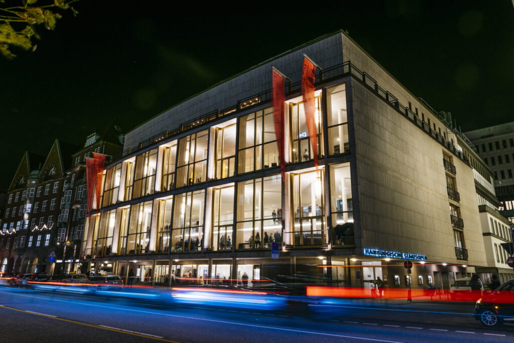 Hamburgische_Staatsoper_Aussenansicht_Seite_Nachtc_Niklas_Marc_Heinecke