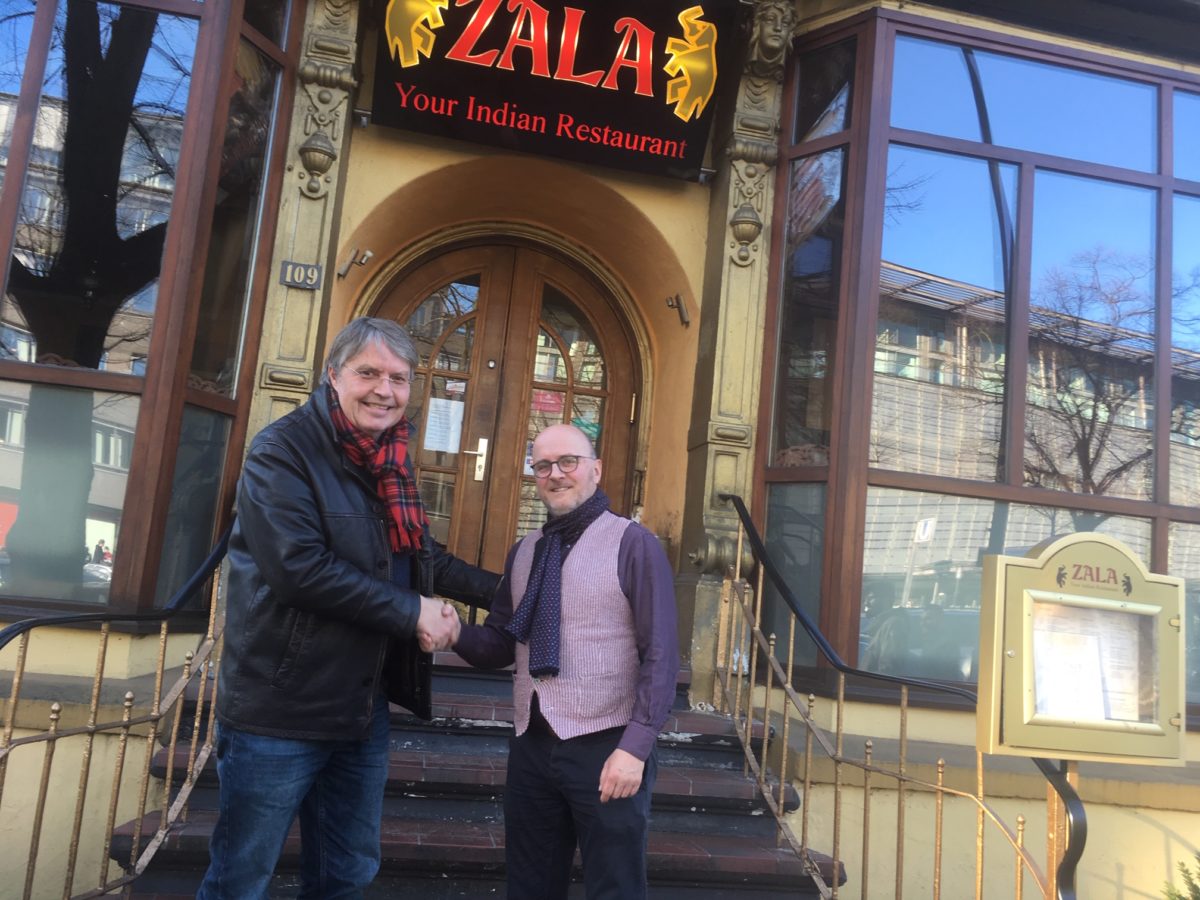 Konflikt beigelegt – NDR-Moderator Hans-Jürgen Mende und Andreas Schmidt reichen sich freundschaftlich die Hand, Hamburg