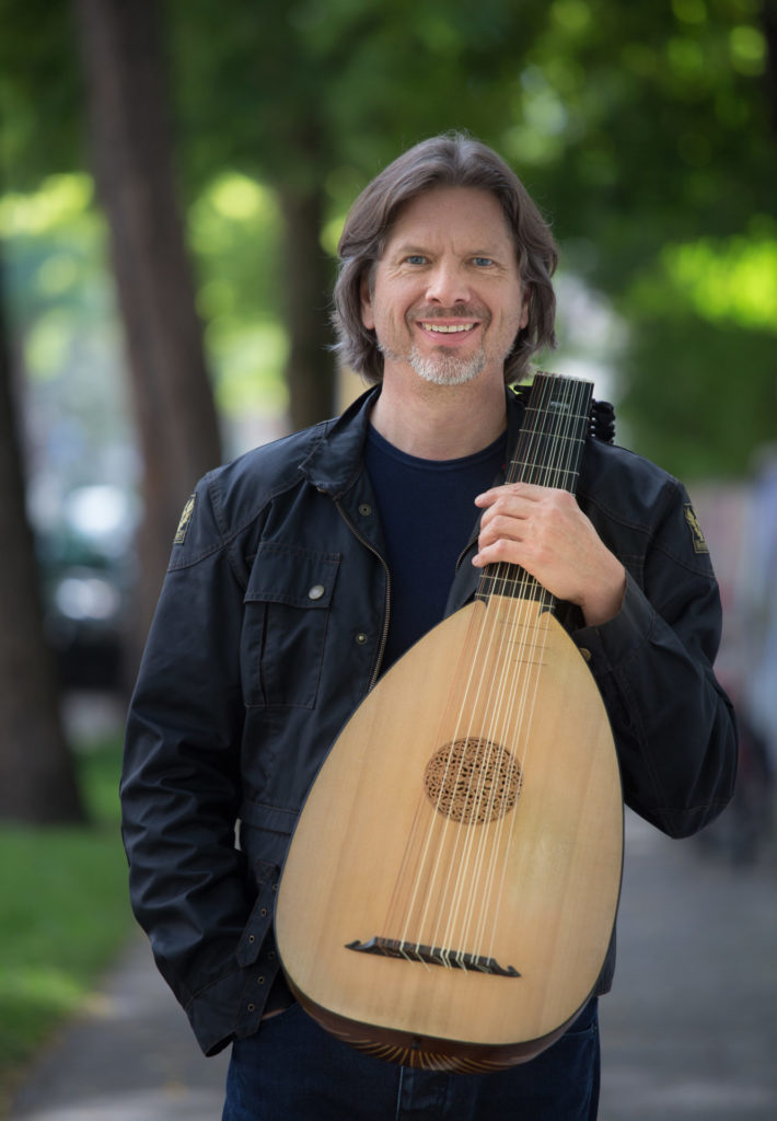 Joel Frederiksen_with Lute_Photo-Thomas Zwillinger