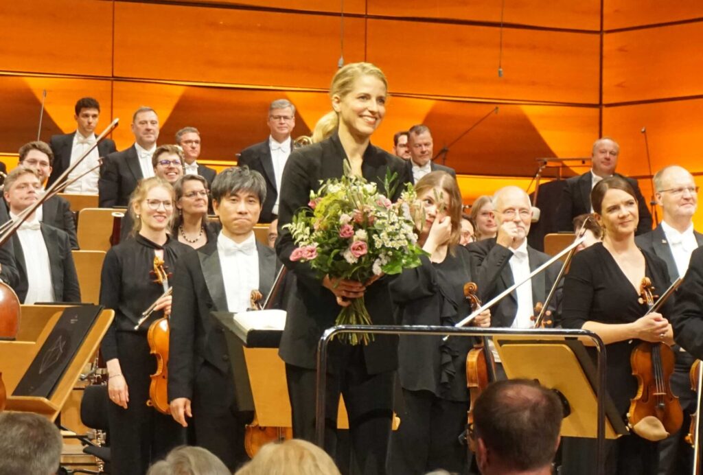 Karina Canellakis und Orchester Photo Andreas Ströbl