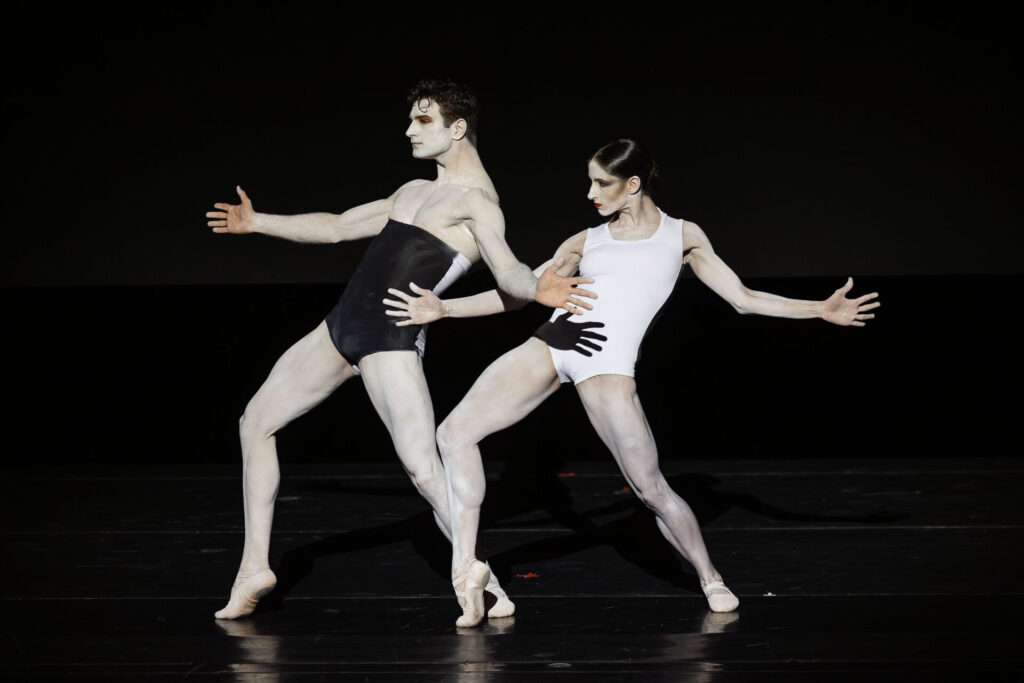 Konstellationen_Shutters_Shut_Carollina_Bastos_Ariel_Merkuri__c_Katja_Lotter