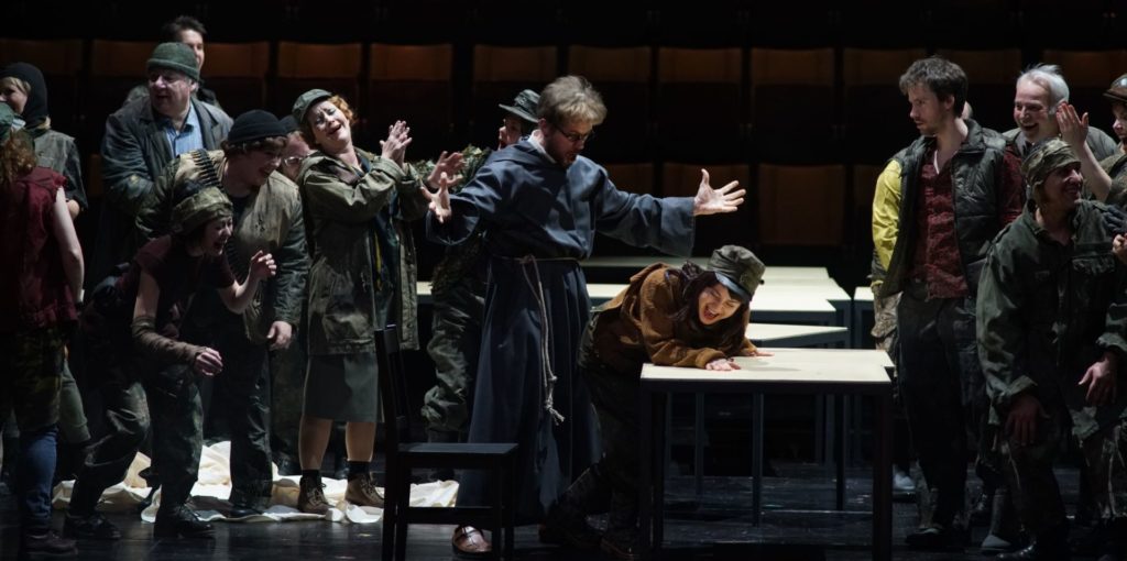 LaForza_MiR_04_Piotr Prochera, Opernchor und Extrachor (Foto Monika und Karl Forster)