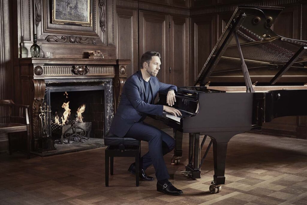 Leif-Ove-Andsnes-2-c-Gregor-Hohenberggallery
