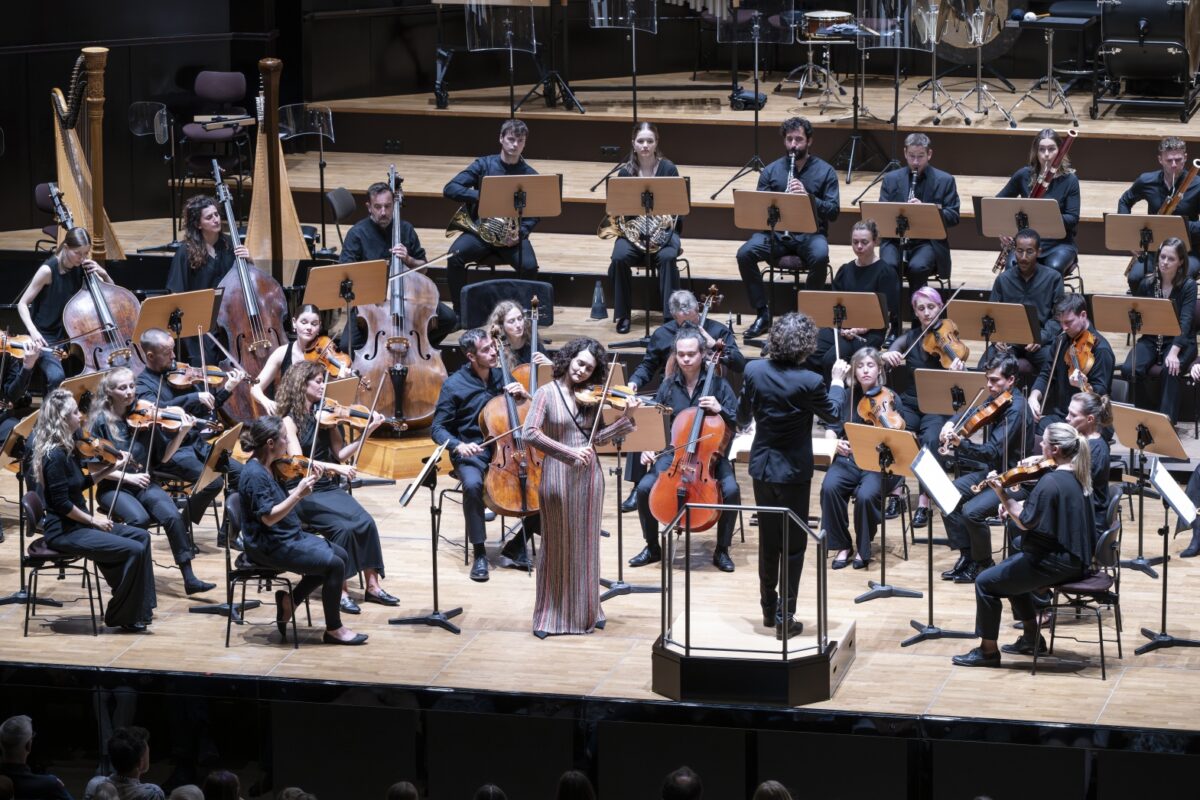 Alena Baeva, Nicholas Collon und das Aurora Orchestra  Bremer Konzerthaus Die Glocke, 30. August 2025