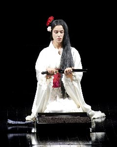 Madama_Butterfly-mit-Schwert1