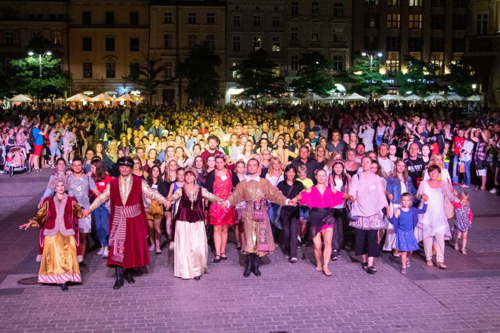 Polonaise auf dem Marktplatz in Krakau-Festival der Hoftänze2019_Tomasz Korczyński