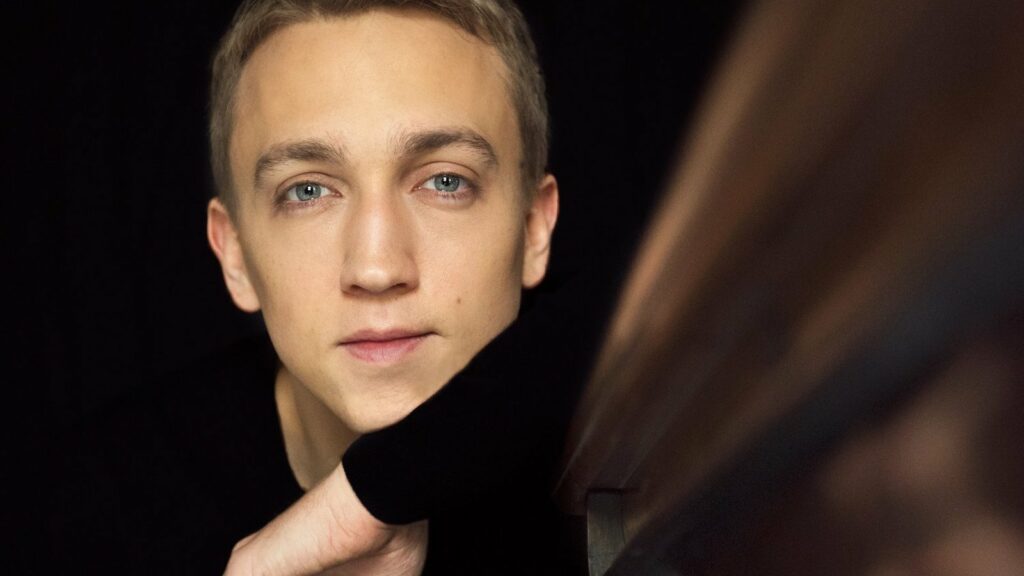 fabian_muller_neda_navaee_1.jpg__1600x900_q85_crop_subject_location-721,843_subsampling-2_upscale