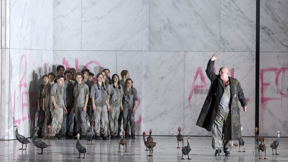 wiener-staatsoper-animal-farm-george-orwell-premiere-100~_h-558_v-img__16__9__xl_w-994_-e1d284d92729d9396a907e303225e0f2d9fa53b4